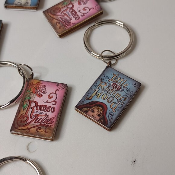 Lot Of 15 Little Faux Book Keychains - Picture 5 of 14